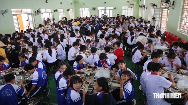 Học sinh biên giới Đồng Nai thích thú với những bữa ăn bán trú đầu tiên - Ảnh 13.