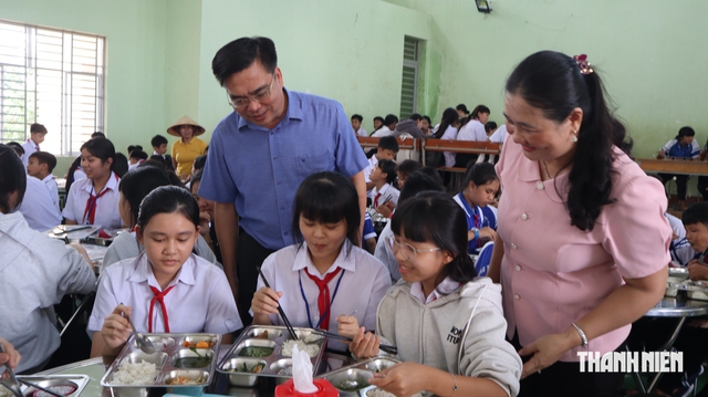 Học sinh biên giới Đồng Nai thích thú với những bữa ăn bán trú đầu tiên - Ảnh 14.