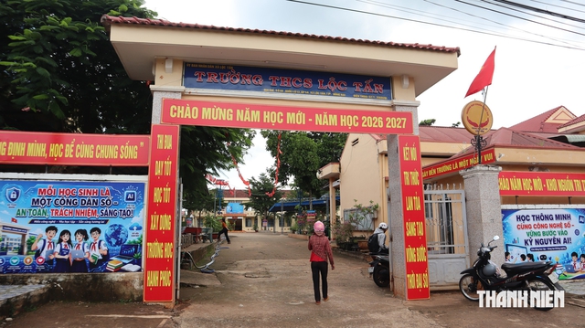 Học sinh biên giới Đồng Nai thích thú với những bữa ăn bán trú đầu tiên - Ảnh 1.