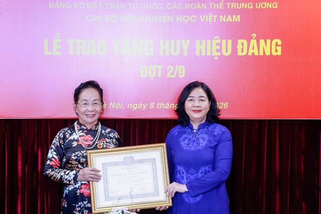 Trao Huy hiệu 45 năm tuổi Đảng cho nguy&ecirc;n Ph&oacute; chủ tịch nước Nguyễn Thị Doan- Ảnh 1.