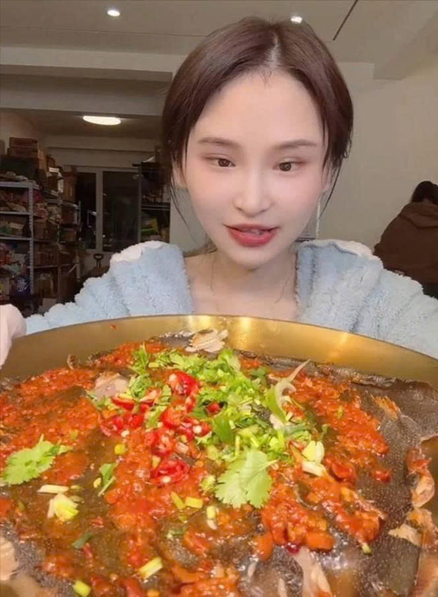 Nữ streamer mukbang Trung Quốc đột ngột qua đời ở tuổi 24 - Ảnh 1.