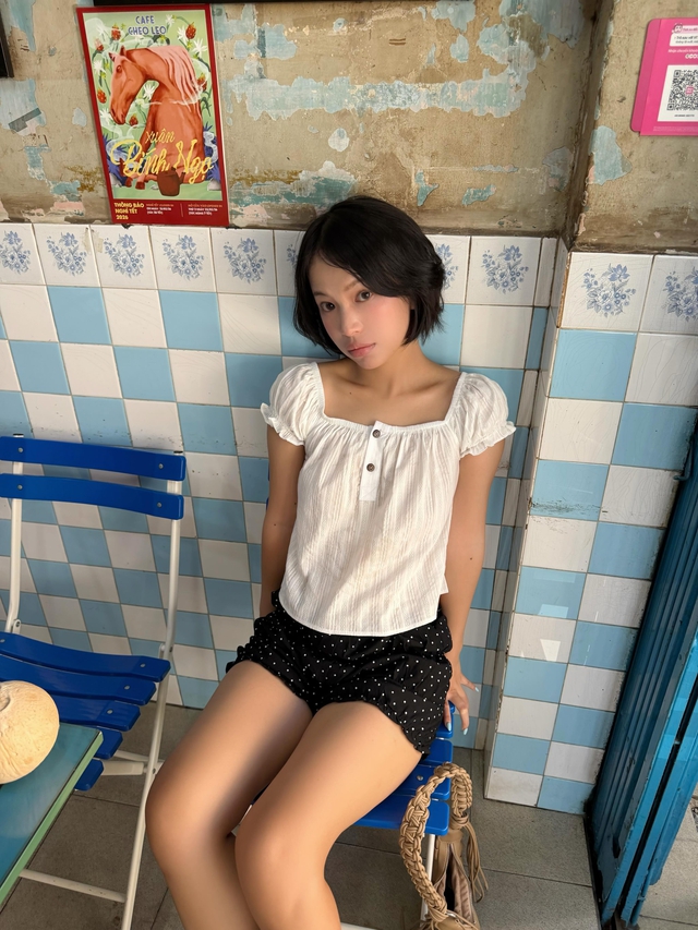 Vừa giấu bắp tay, vừa khoe khéo bờ vai thon với áo cổ vuông- Ảnh 4.