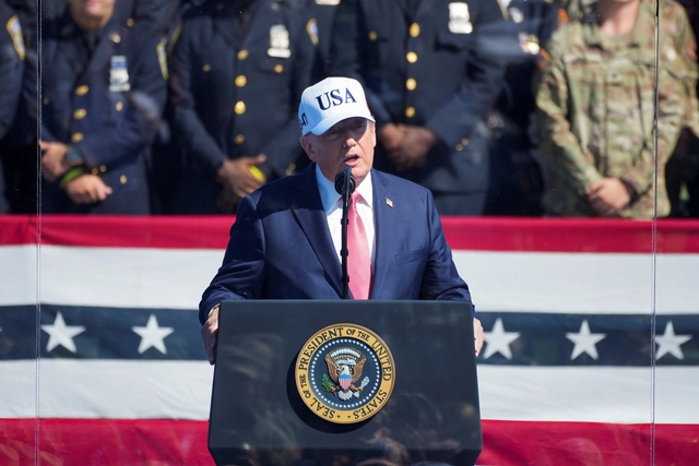 Tổng thống Trump kể từng được l&iacute;nh cứu hỏa xốc n&aacute;ch chạy trong vụ khủng bố 11.9- Ảnh 1.