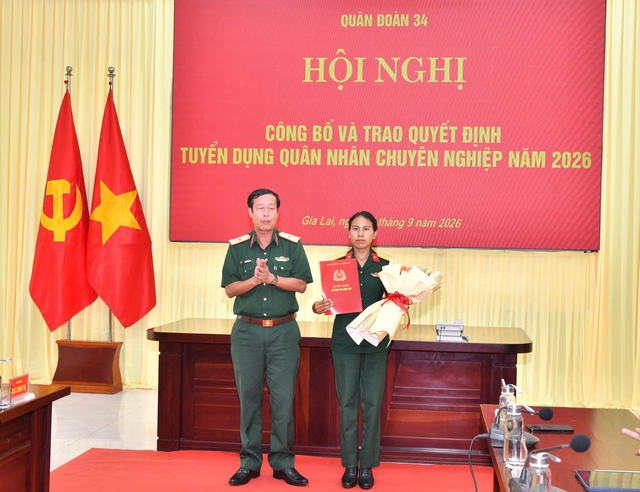 Th&acirc;n nh&acirc;n chiến sĩ cứu người bị điện giật được tuyển dụng qu&acirc;n nh&acirc;n chuy&ecirc;n nghiệp - Ảnh 1.