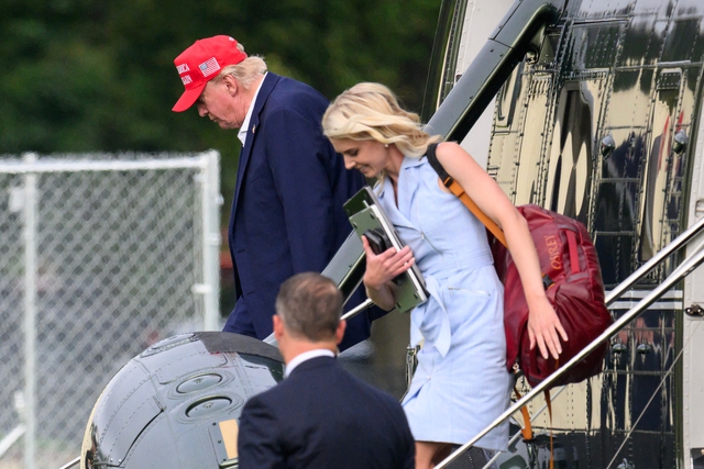 Trợ lý biệt danh 'máy in sống' được ông Trump tặng 45.000 USD - Ảnh 1.