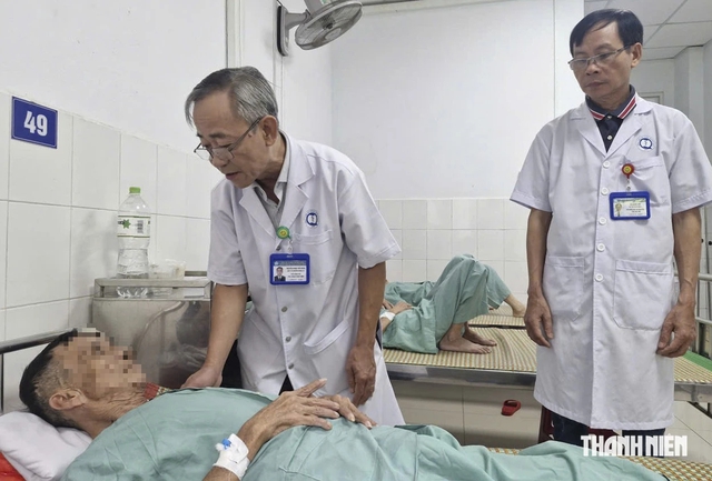 11 người cao tuổi nhập viện nghi ngộ độc thực phẩm sau khi ăn đồ từ thiện - Ảnh 3.