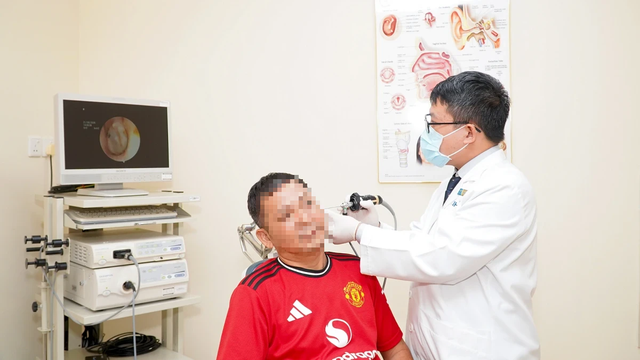 Bác sĩ: Nghe kém, chóng mặt, ù tai, đừng chỉ quy cho tuổi tác, mệt mỏi - Ảnh 1.