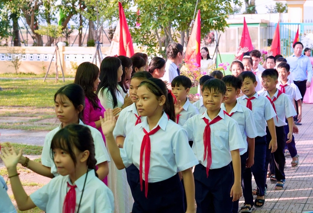 Vì sao sách giáo khoa miễn phí cho học sinh Huế đến nay chưa có - Ảnh 2.