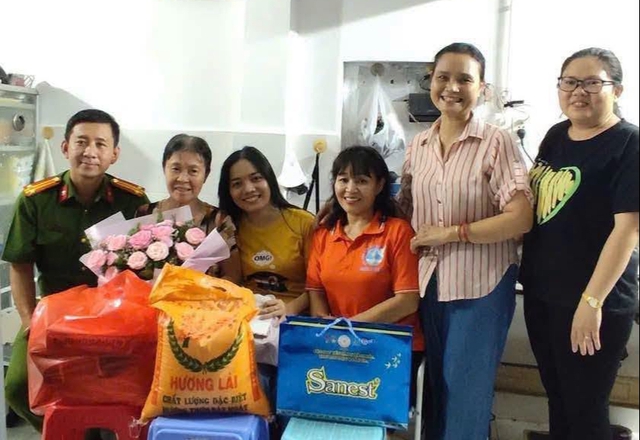Cụ bà nhặt ve chai trả lại bao nữ trang bằng vàng cho người mất - Ảnh 4.