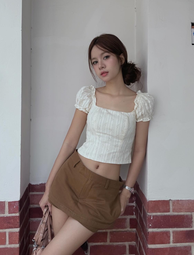 Vừa giấu bắp tay, vừa khoe khéo bờ vai thon với áo cổ vuông- Ảnh 7.
