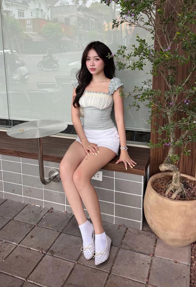 Vừa giấu bắp tay, vừa khoe khéo bờ vai thon với áo cổ vuông- Ảnh 6.