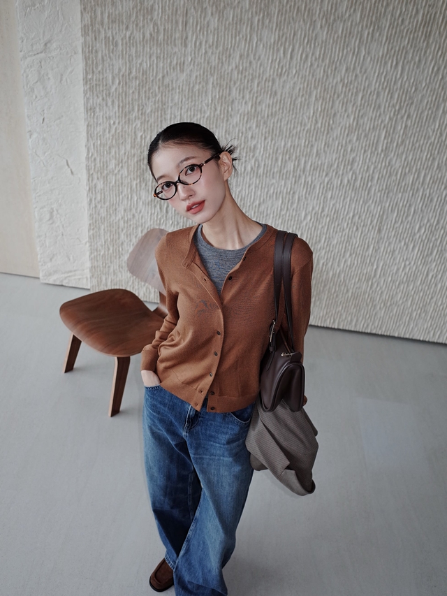 Tự tin xuống phố ngày lạnh cùng cặp đôi quần jeans và áo len cardigan - Ảnh 3.
