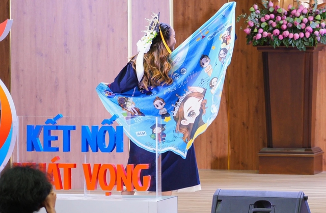 Mang hàng trăm huy chương, áo Messi lên nhận bằng tốt nghiệp: Dấu ấn riêng hay 'phông bạt'? - Ảnh 1.