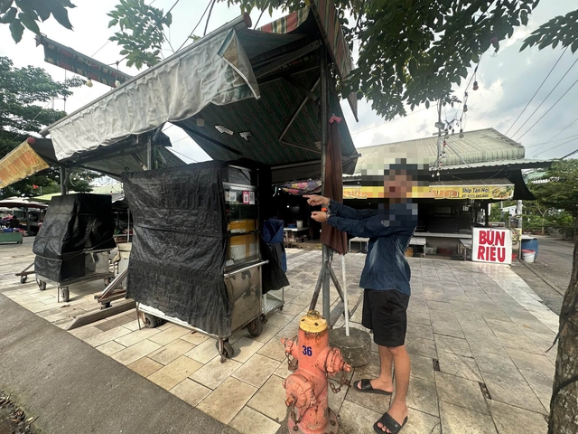 Hộ kinh doanh bị nam thanh niên dán đè mã QR lên mã thanh toán - Ảnh 1.