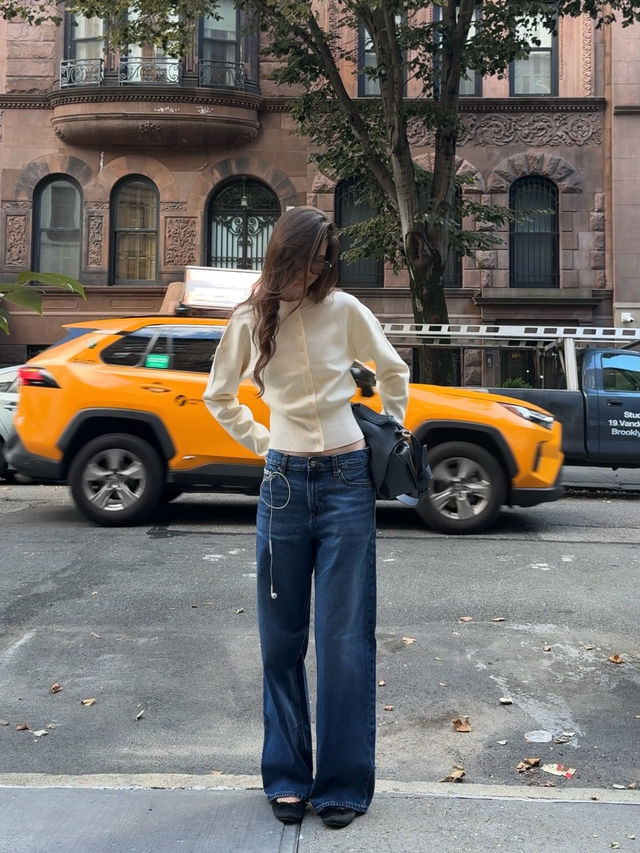 Tự tin xuống phố ngày lạnh cùng cặp đôi quần jeans và áo len cardigan - Ảnh 1.