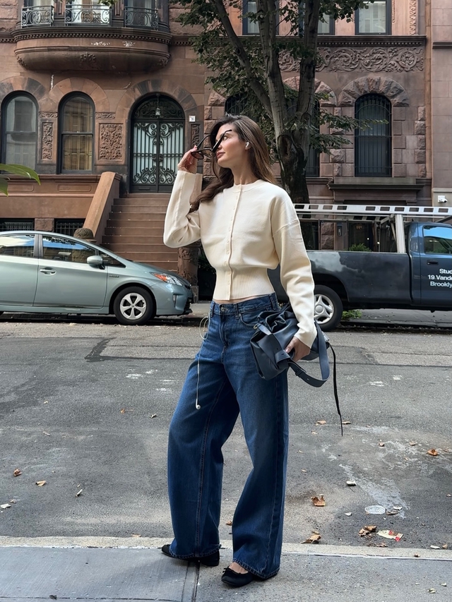 Tự tin xuống phố ngày lạnh cùng cặp đôi quần jeans và áo len cardigan - Ảnh 2.
