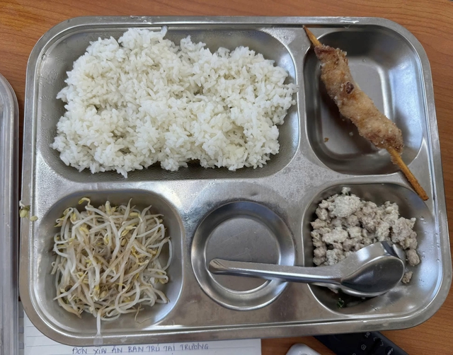 Thành ủy Hà Nội yêu cầu kiểm tra, xử lý 'lùm xùm' về bữa ăn bán trú- Ảnh 1.