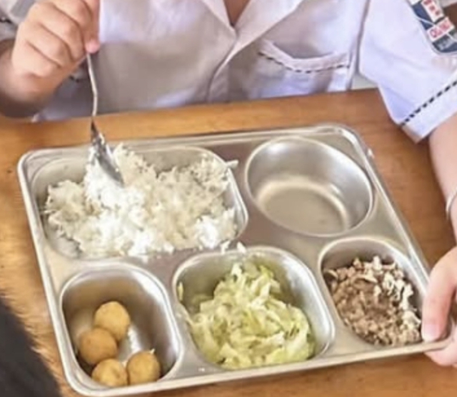 H&agrave; Nội: Học sinh nhiều trường đầu giờ chiều mới được ăn trưa, suất ăn 'qu&aacute; ch&aacute;n'- Ảnh 2.