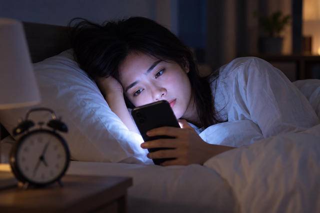 Lướt tin ti&ecirc;u cực đến khuya, n&atilde;o bộ c&oacute; thể chịu hậu quả n&agrave;y - Ảnh 1.