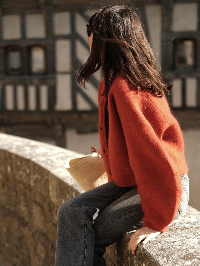 Tự tin xuống phố ngày lạnh cùng cặp đôi quần jeans và áo len cardigan - Ảnh 5.