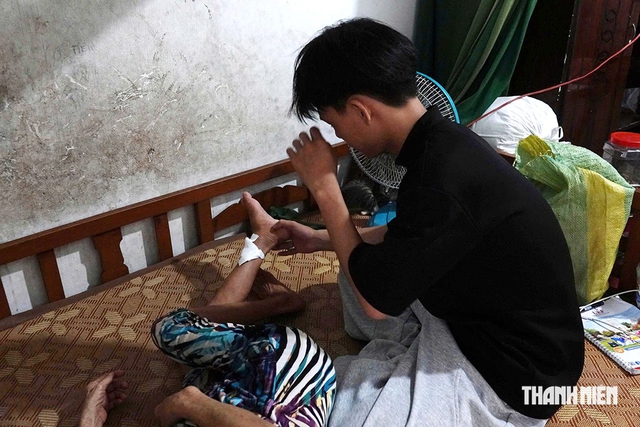 Nghị lực m&ugrave;a thi: Đậu đại học, nam sinh ngh&egrave;o lo kh&ocirc;ng c&oacute; tiền đ&oacute;ng học ph&iacute; - Ảnh 1.