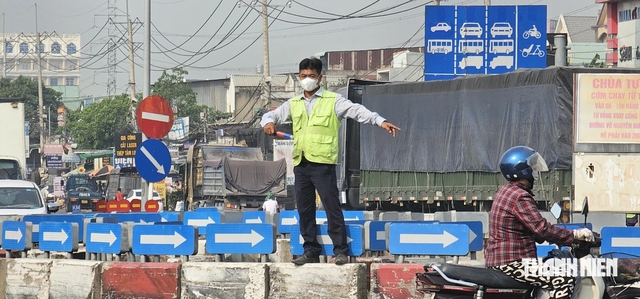 Sau vụ tai nạn 3 mẹ con tử vong: Kh&ocirc;i phục v&ograve;ng xoay n&uacute;t giao Cổng 11 - Ảnh 2.
