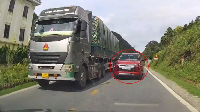 Bị xe sau nh&aacute;y đ&egrave;n xin vượt, t&agrave;i xế ph&iacute;a trước kh&ocirc;ng nhường đường c&oacute; sai luật? - Ảnh 1.