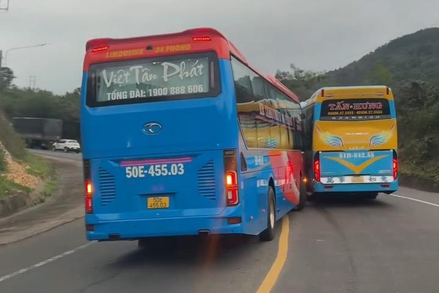 Bị xe sau nh&aacute;y đ&egrave;n xin vượt, t&agrave;i xế ph&iacute;a trước kh&ocirc;ng nhường đường c&oacute; sai luật? - Ảnh 2.
