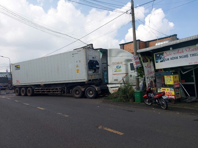 Xe container lao vào nhà dân- Ảnh 2.