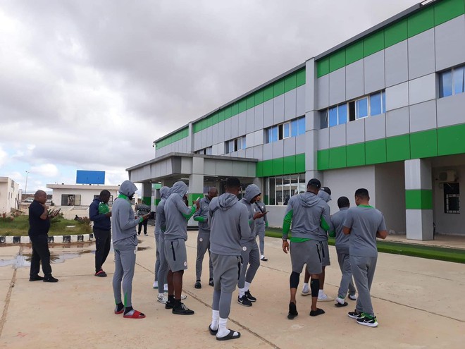 Đội Nigeria tức giận hủy trận vì 'bị giam' 20 tiếng ở sân bay: Không nước và thức ăn- Ảnh 5. Đội Nigeria tức giận hủy trận vì 'bị giam' 20 tiếng ở sân bay: Không nước và thức ăn- Ảnh 5.