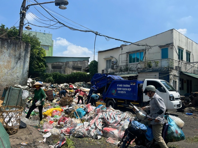 TP.HCM: Người dân 'nuốt không nổi cơm' vì trạm trung chuyển rác Tân Hóa bẩn thỉu- Ảnh 4.