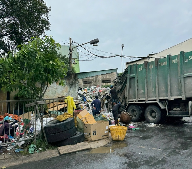 TP.HCM: Người dân 'nuốt không nổi cơm' vì trạm trung chuyển rác Tân Hóa bẩn thỉu- Ảnh 5.