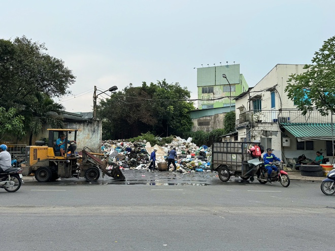 TP.HCM: Người dân 'nuốt không nổi cơm' vì trạm trung chuyển rác Tân Hóa bẩn thỉu- Ảnh 7.