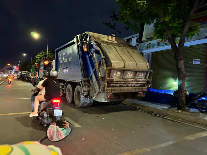 TP.HCM: Người dân 'nuốt không nổi cơm' vì trạm trung chuyển rác Tân Hóa bẩn thỉu- Ảnh 6.