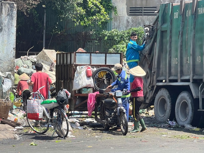 TP.HCM: Người dân 'nuốt không nổi cơm' vì trạm trung chuyển rác Tân Hóa bẩn thỉu- Ảnh 10.