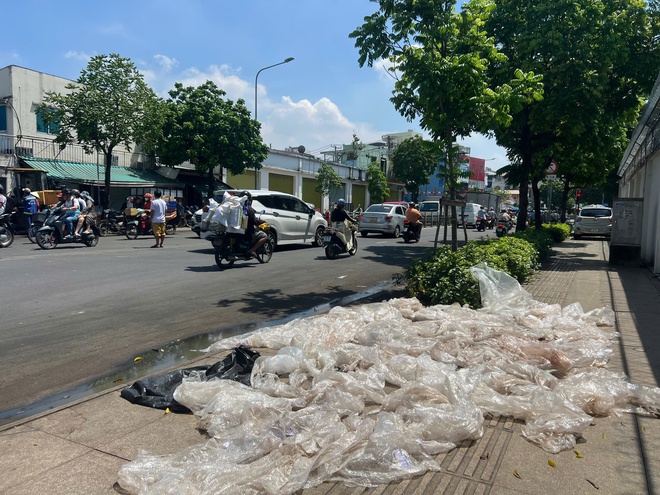 TP.HCM: Người dân 'nuốt không nổi cơm' vì trạm trung chuyển rác Tân Hóa bẩn thỉu- Ảnh 11.