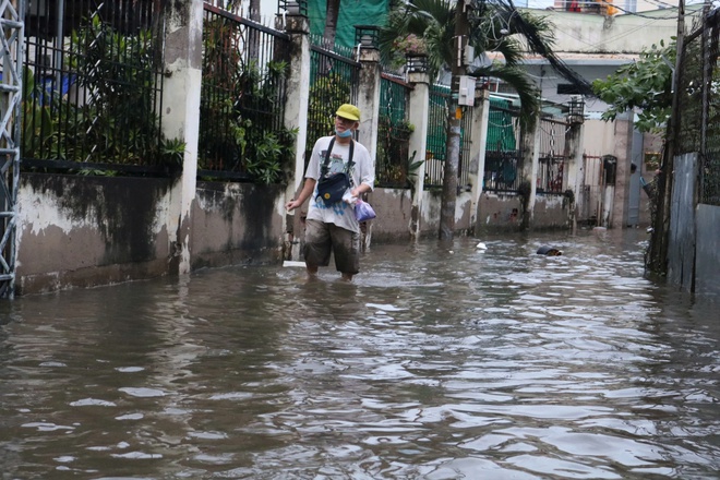 Triều cường dâng cao giờ tan tầm, nhiều tuyến đường ở TP.HCM 'biến thành sông'- Ảnh 12.