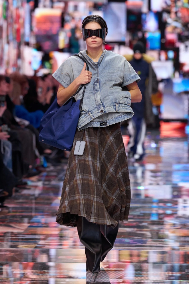 Pleated midi skirt, trendy models symbolizing fall-winter style - Photo 8.