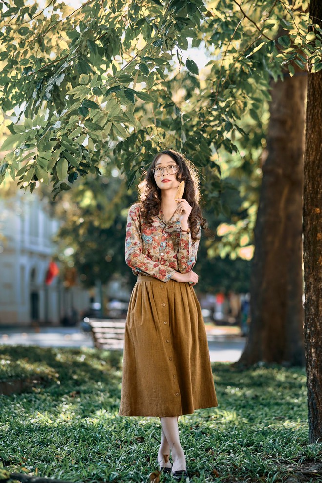 Long skirt and stylized shirt: Fall fashion style - Photo 8.