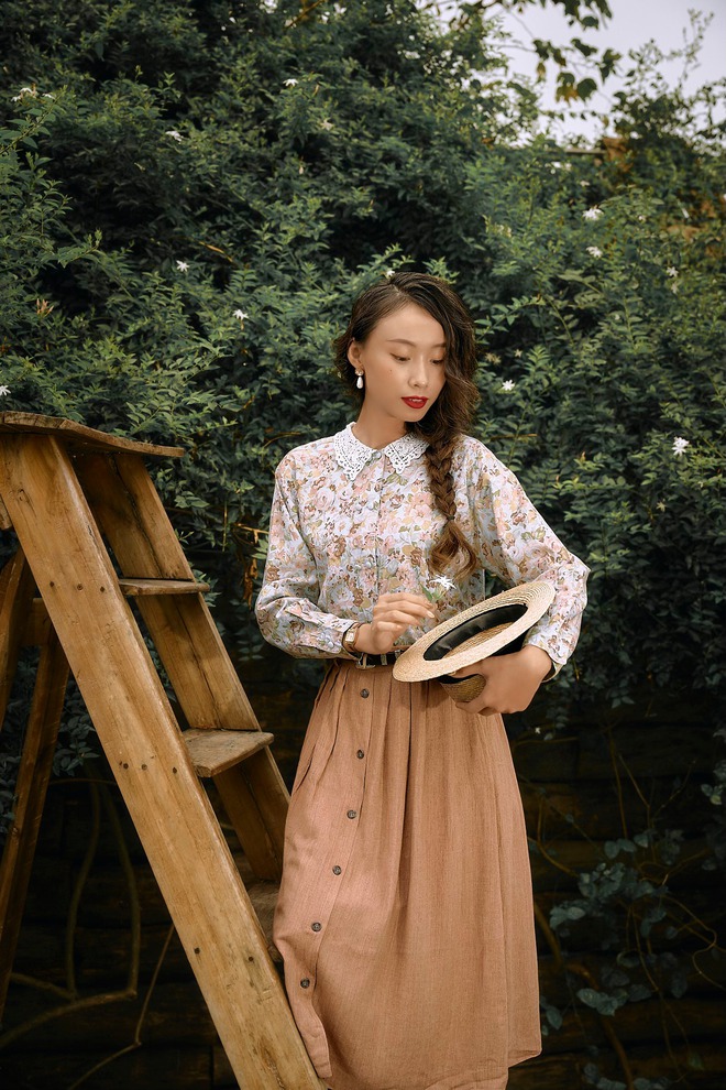 Long skirt and stylized shirt: Fall fashion style - Photo 7.