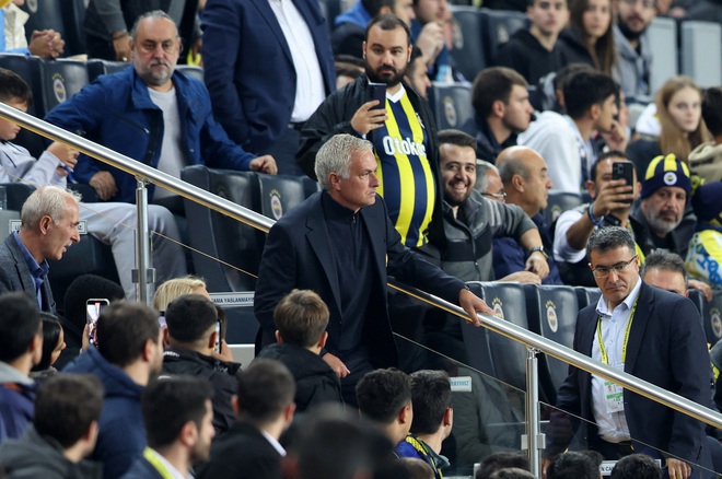 HLV Mourinho dính thẻ đỏ, M.U 'toát mồ hôi' mới giành 1 điểm trên sân Fenerbahce- Ảnh 8.