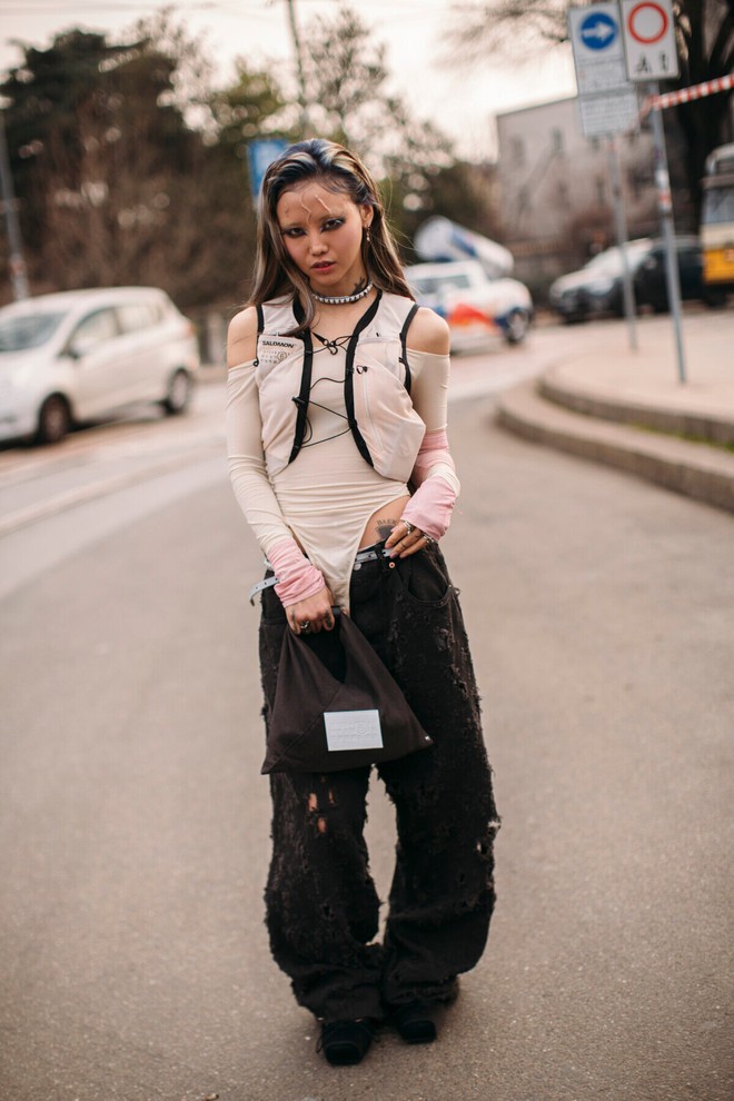 A completely new way to wear a bodysuit, a strange and unusual trend - Photo 8.