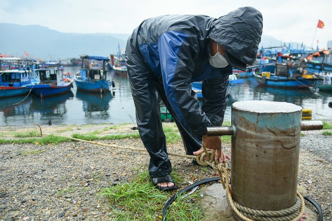 Ngư dân Đà Nẵng tránh bão Trà Mi: Thuê xe cẩu đưa thuyền lên bờ- Ảnh 6.