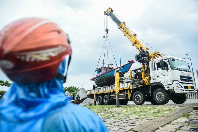 Ngư dân Đà Nẵng tránh bão Trà Mi: Thuê xe cẩu đưa thuyền lên bờ- Ảnh 7.