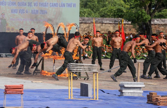 Lực lượng công an diễu binh, biểu diễn võ thuật mãn nhãn tại Huế- Ảnh 10.