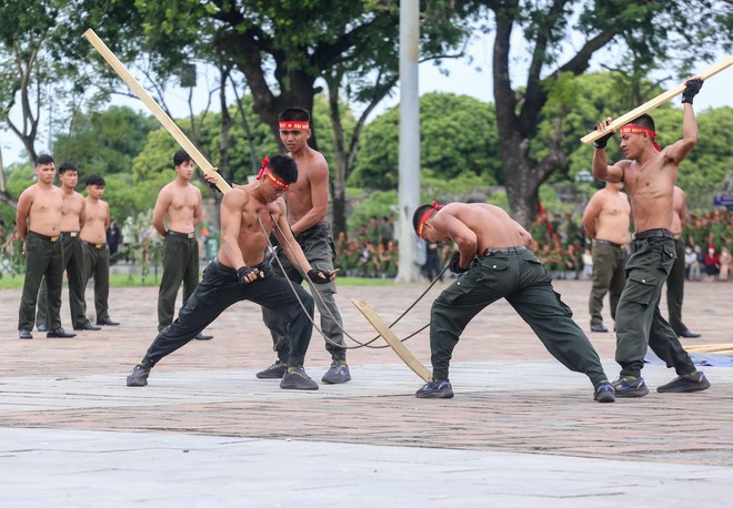 Lực lượng công an diễu binh, biểu diễn võ thuật mãn nhãn tại Huế- Ảnh 8.