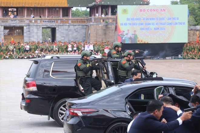 Lực lượng công an diễu binh, biểu diễn võ thuật mãn nhãn tại Huế- Ảnh 15.