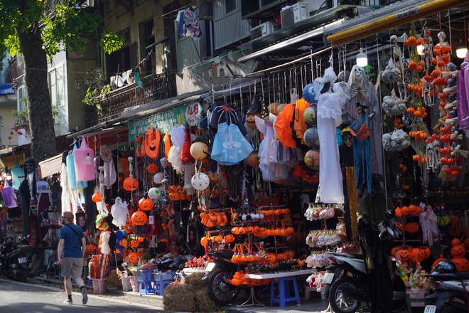 'Thủ phủ' đồ chơi Hàng Mã ảm đạm trước thềm Halloween- Ảnh 2.