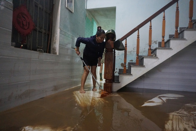 Bão Trà Mi gây ngập lụt nghiêm trọng: Người dân Đà Nẵng đối mặt khó khăn - Ảnh 7.