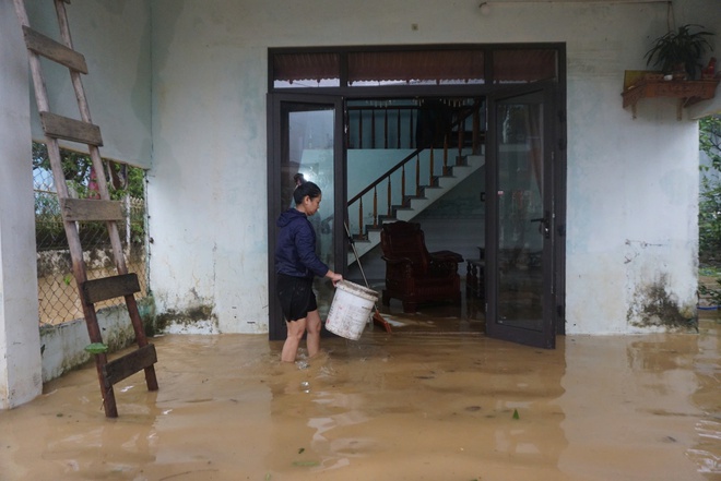 Bão Trà Mi gây ngập lụt nghiêm trọng: Người dân Đà Nẵng đối mặt khó khăn - Ảnh 8.